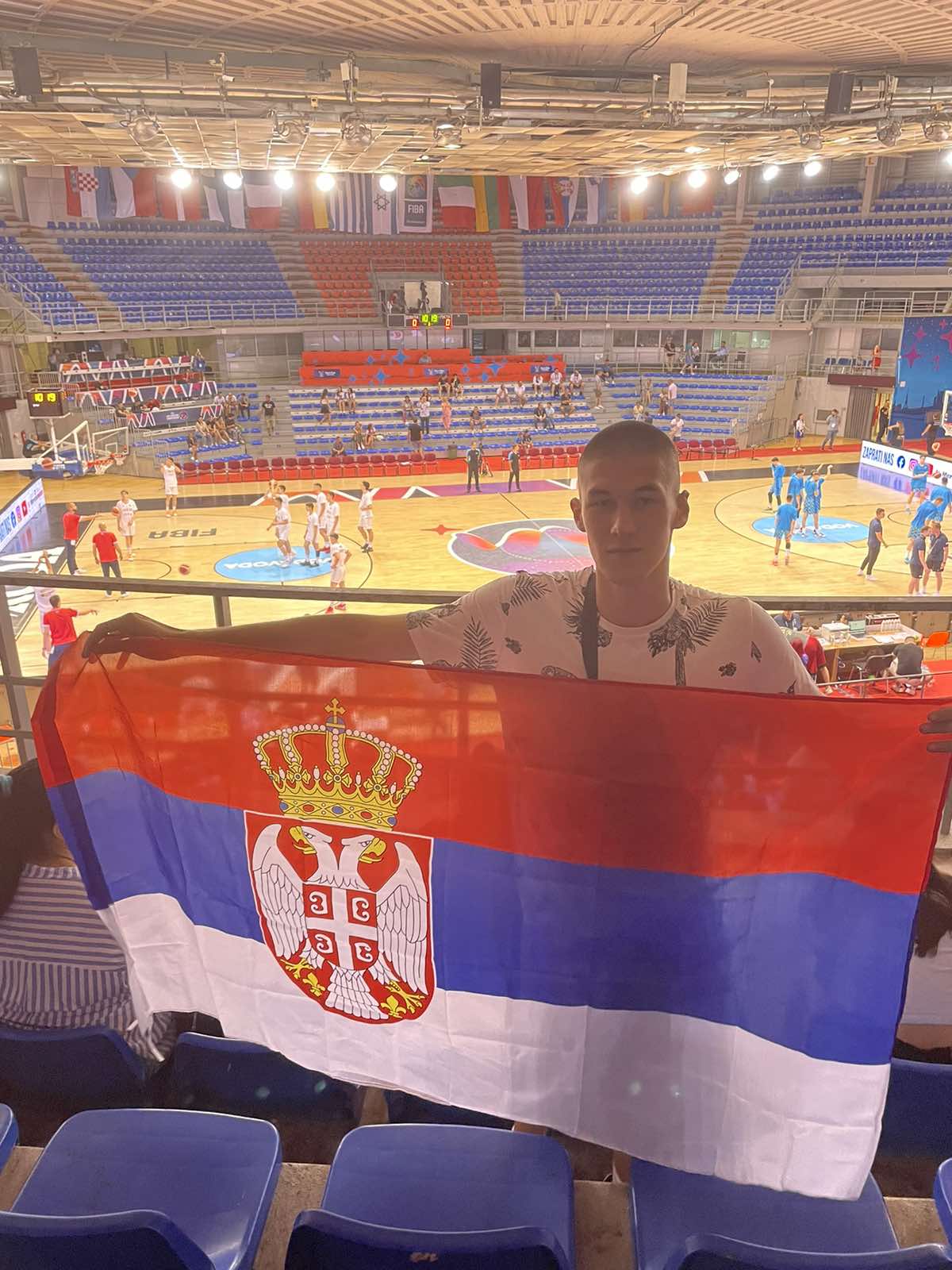 Strahinja Rosuljaš tifa per i giocatori di basket ai Campionati Europei di Niš